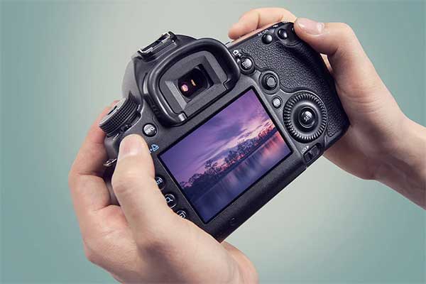 Photorealistic DSLR Camera Mockup